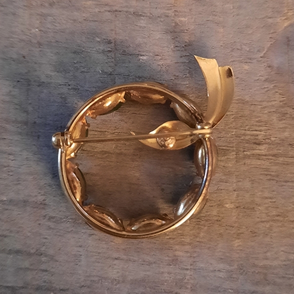 Vintage Curtis Creation Green Jade Circle Wreath Brooch - Picture 5 of 10